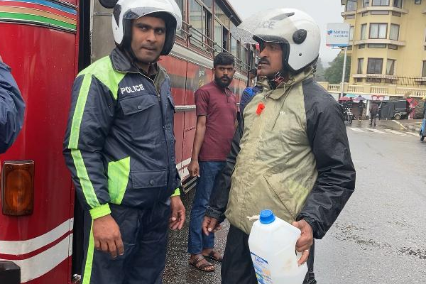 மதுபோதையில் பேருந்தை பறக்கவிட்ட இ.போ.ச சாரதி ; சாரதி இருக்கையில் கிடைத்த சட்டவிரோத பொருள் | Drunk Sltb Driver Speeds Bus Incident Shocks All