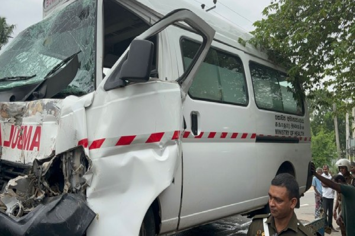 அம்புலன்ஸில் மோதி சிதைந்த முச்சக்கரவண்டி ; ஒருவர் பலி, பலர் படுகாயம் | Three Wheeler Crashing Into Ambulance