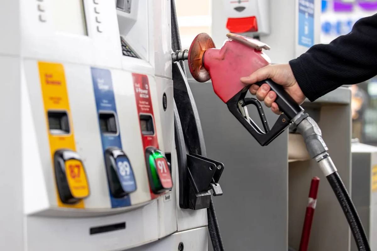 கனடாவில் டீசல் விலை உயர்வு: தொழில்துறைகள் பாதிப்பு | High Diesel Prices Hit Canadian Businesses கனடாவில் டீசல் விலை உயர்வு: தொழில்துறைகள் பாதிப்பு | High Diesel Prices Hit Canadian Businesses
