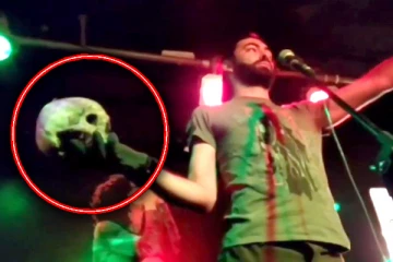 உக்ரைனிய வீரரின் மண்டை ஓட்டை கையில் வைத்து பிரச்சாரம் செய்த ரஷ்ய கூலிப்படை! பரபரப்பு வீடியோ