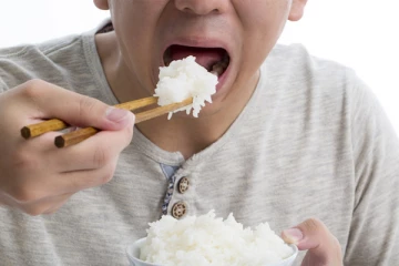 உணவை வேகமாக சாப்பிடுகிறீர்களா..? உஷாரா இருங்க.. இந்த பிரச்சினையை ஏற்படுத்துமாம்