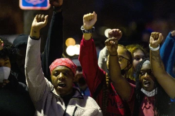 அமெரிக்காவில் கருப்பின வாலிபரை சுட்டுக்கொன்ற பெண்  அதிகாரி ராஜினாமா!