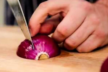 அதிகமா வெங்காயம் சாப்பிட்டால் என்ன நடக்கும் தெரியுமா? இனி இந்த பிழையை செய்யாதீர்கள்