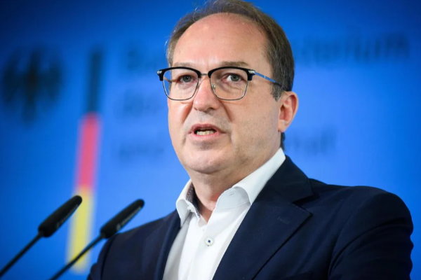 அவசர அவசரமாக ஜேர்மனிக்கு கொண்டுவரப்படும் அகதிகள் | Germany Rushes To Fly In 535 Afghan Refugees