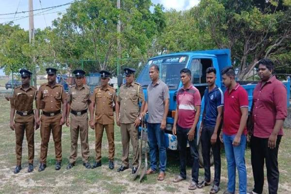 யாழில் பொலிஸாரை கண்டதும் தப்பியோடிய கும்பல் | Illegal Sand Smuggling In Jaffna Gang On The Run