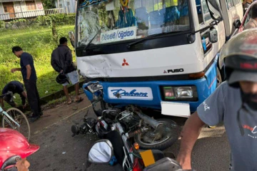 வீதியில் சென்ற மோட்டார் சைக்கிளை மோதிய பேருந்து