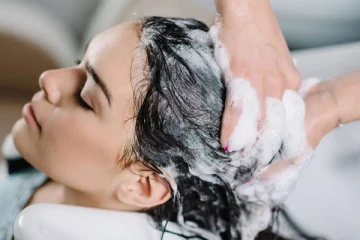 தினமும் தலைக்கு குளித்தால் முடி கொட்டுமா? இனி இந்த தவற மட்டும் செய்யாதீங்க!