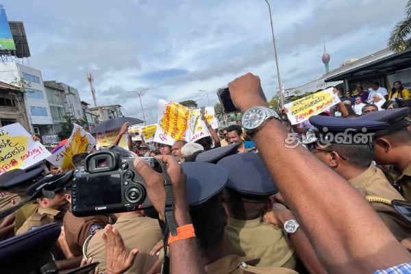 செம்மணி படுகொலைக்கு எதிரான ஆர்ப்பாட்டத்தில் அமைதியின்மை! குவிக்கப்பட்டுள்ள கலகமடக்கும் பொலிஸார் | Chemmani Massacre Protest Today