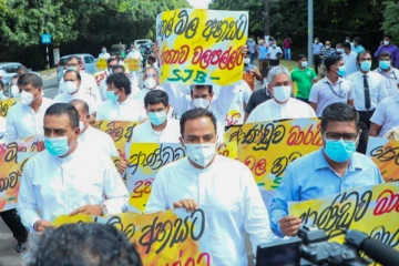 சைக்கிள் மற்றும் மாட்டு வண்டில்களில் நாடாளுமன்றம் சென்ற எதிர் கட்சியினர்!