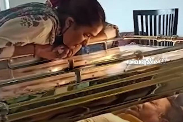 பிரதாப் போத்தன் இறுதி அஞ்சலியில் உடலைக்கண்டு கதறி அழுத முன்னாள் மனைவி மகள் - கண்கலங்க வைக்கும் புகைப்படம் | Pradap Pothan Funeral Family