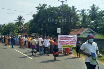 කොබෙයිගනේ රට බීමහලකට විරුද්ධව පිරිසක් පාරටබසී..(PHOTOS)