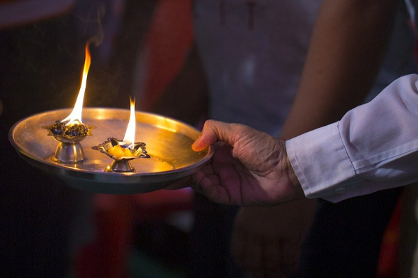 வீட்டில் சுவாமிக்கு ஆரத்தி காட்டும் போது இந்த மந்திரத்தை மட்டும் சொல்லுங்க... அப்புறம் பாருங்க! | This Mantra While Performing Aarti To Swami A