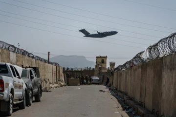 காபூல் விமான நிலையத்தை குறிவைத்து சரமாரி ராக்கெட் தாக்குதல்.. பீதியில் உறைந்த மக்கள்! வெளியான திகிலூட்டும் காட்சி