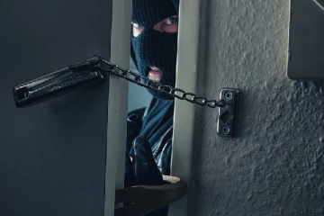 நல்லூர் திருவிழாவிற்கு சென்றவர்களுக்கு வீட்டில் காத்திருந்த அதிர்ச்சி