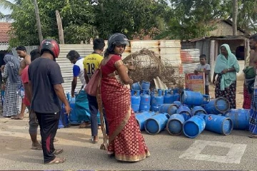 மன்னாரில் பதற்றம்; சிலிண்டர்களை தூக்கி வீசிய முகவர்