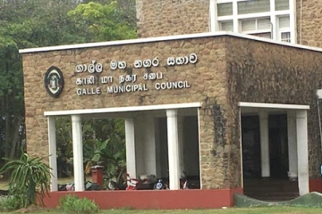 காலி மாநகர சபை கூட்டத்தில் குழப்பம்! போத்தல்களைக் கொண்டு தாக்குதல்