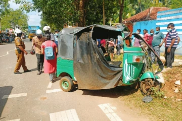 வவுனியாவில் முச்சக்கரவண்டி- மோட்டர் சைக்கிள் மோதி விபத்து: இருவர் படுகாயம்(Photos)