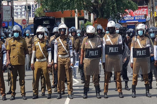 கொழும்பு புறநகரில் ஏற்பட்டுள்ள பதற்றம்! காவல்நிலையத்தை முற்றுகையிட்ட கும்பல்