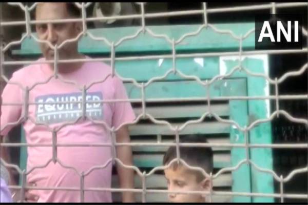 தந்தை,மகனை வங்கிக்குள் வைத்து பூட்டிய அதிகாரிகள் - சாவியை தேடிய போலீசார்..! - தமிழ்நாடு