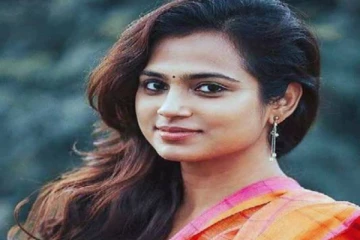 கலக்கலான கருப்பு உடையில் ரசிகர்களை கவர்ந்த ரம்யா பாண்டியனின் போட்டோஷூட்