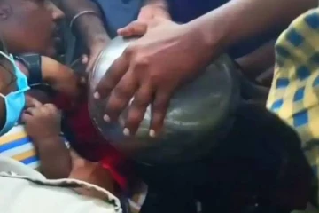 விளையாடிக்கொண்டிருந்த குழந்தையின் தலையில் சிக்கிய பாத்திரம்! துடிதுடித்த பெற்றோர்