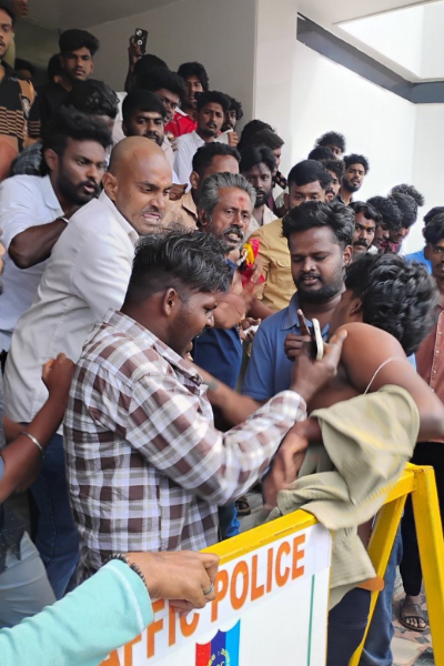 TVK கொடியுடன் வந்தவர்களை அடித்து வெளியே அனுப்பிய அஜித் ரசிகர்கள் | Ajith Fans Beat Up Those Who Came With Tvk Flags TVK கொடியுடன் வந்தவர்களை அடித்து வெளியே அனுப்பிய அஜித் ரசிகர்கள் | Ajith Fans Beat Up Those Who Came With Tvk Flags