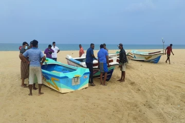 முல்லைத்தீவு கடற்பரப்பில் சட்டவிரோத மீன்பிடி நடவடிக்கையில் ஈடுபட்ட 12 மீனவர்கள் கைது