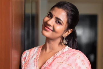 ஐஸ்வர்யா ராஜேஷா இப்படி? பீச்சில் எப்படி ஒரு உடையில் வந்திருக்கிறார் பாருங்க