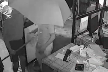 කුඩයකින් මුහුණ ආවරණය කරමින් බැංකුවක් මංකොල්ල කයි - පොලිසිය මහජන සහය පතයි.. (CCTV දර්ශන සහිතයි)