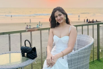 அழகிய உடையில் லாஸ்லியா - ரசிகர்களை கவரும் ஸ்டில்கள்