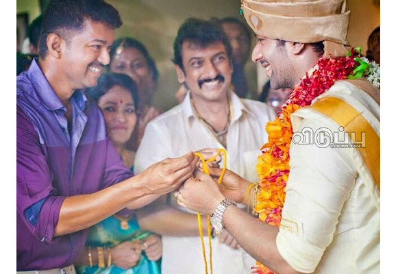 அந்த இடத்திற்கு போய்ட்டு வந்த விஜய்!! வீட்டுக்கு வந்ததும் கடுமையாக திட்டிய மனைவி சங்கீதா.. | Vijay Wife Sangeetha Angry For Thalapathy Does