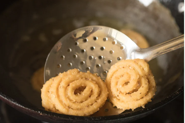 முறுக்கு சுட போறீங்களா? இப்படி ஒரு முறை செஞ்சு பாருங்க | Murukku Recipe Tamil