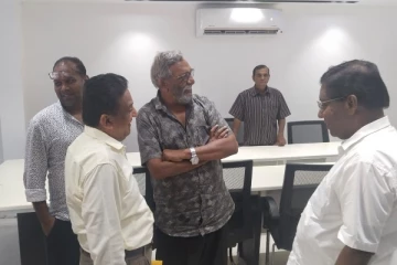 மகிந்த தேசப்பிரியவுக்கும் ஈஸ்வரபாதம் சர வணபவனுக்கும் இடையே சந்திப்பு