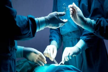 பெண்ணுக்கு அறுவை சிகிச்சை செய்த வார்டு பாய்..வீடியோ எடுத்து ஸ்டேட்டஸ் வைத்த அவலம்!