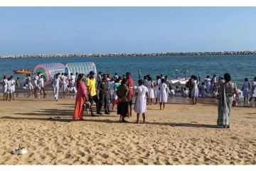 முதல் செயற்கை கடற்கரை உருவாக்கப்பட்டது எப்படி, எங்கு தெரியுமா - இவ்வளவு வசதிகளா!