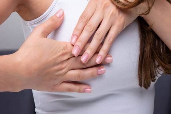 இலங்கையில் திடுக்கிடும் தகவலை வெளியிட்ட வைத்தியர்! | 12 Breast Cancers Registered Sri Lanka Every Day