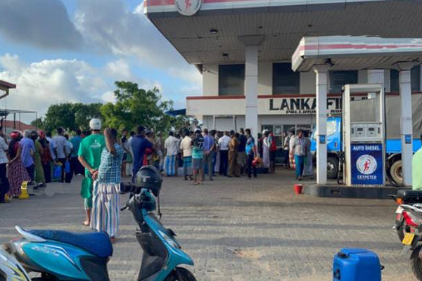 மன்னாரில் அதிகாலையில் இருந்தே நீண்ட வரிசையில் காத்திருக்கும் மக்கள்! | Mannar People Early Morning Stand Fuel Station