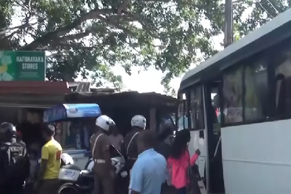 இன்று இடம்பெற்ற பேருந்து விபத்தில் பலர் படுகாயம்; யாத்திரை சென்றவர்களுக்கு நேர்ந்த கதி | Accident On The Badulla Mahiyanganaya Road