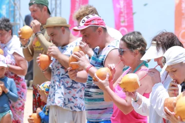 இலங்கை வந்த சுற்றுலா பயணிகளுக்காக நடத்தப்பட்ட கொண்டாட்டம்