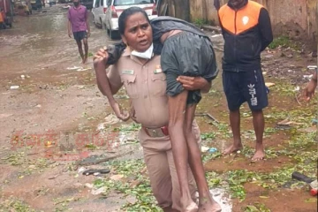 மயங்கிய ஊழியரை அலேக்காக தோளில் சுமந்த பெண் இன்ஸ்பெக்டர்! பாராட்டு குவித்து வரும் உயர் அதிகாரிகள்