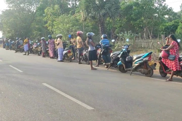 புதுக்குடியிருப்பில் பெட்ரோலுக்கு நீண்ட வரிசையில் மக்கள் கூட்டம் (Photos)