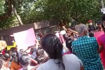 ජනපතිගේ මිරිහාන නිවස වටලයි...හිරුණිකාගේ නිවසත් පිරිසක් වටලයි.(VIDEO)