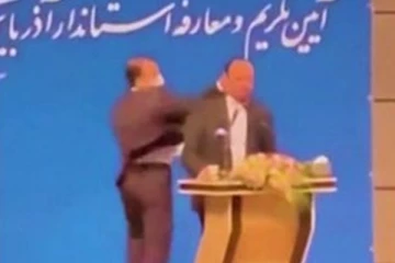 ஈரானில் பதவியேற்பு விழாவில் ஆளுநரை அறைந்த மர்ம நபர்! வைரலாகும் காணொளி