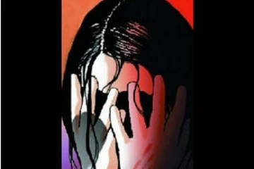 சட்டையைக் கிழித்து அட்ராசிட்டி.. கண்டித்த போலீஸைக் கடித்து வைத்த நடிகை!