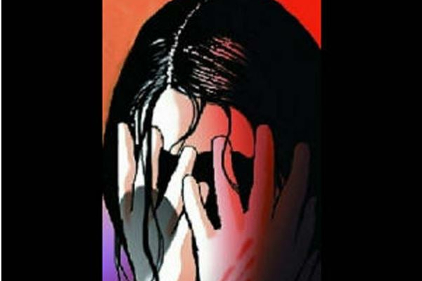 சட்டையைக் கிழித்து அட்ராசிட்டி.. கண்டித்த போலீஸைக் கடித்து வைத்த நடிகை! - தமிழ்நாடு