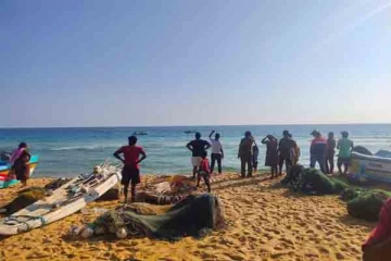 யாழில் கரைக்கு வந்த படகு ; மீனவர் மாயம்