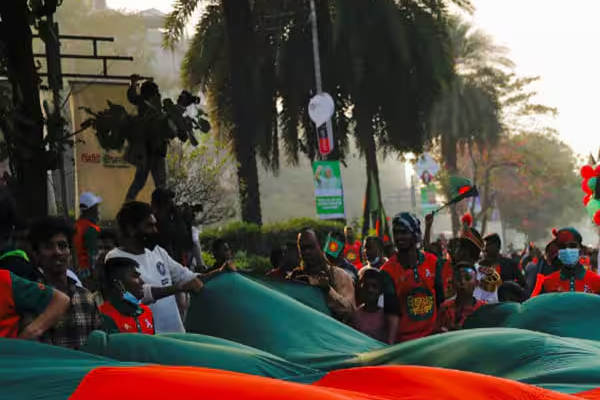 பங்களாதேஷில் உச்சக்கட்ட பதற்றம் : மற்றுமொரு மாணவ தலைவர் மீது துப்பாக்கிசூடு | Bangladesh Unrest Another Youth Leader Shot