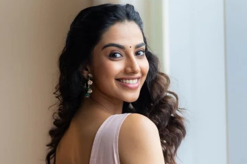 இறுக்கமான உடையில் கவர்ச்சி போஸ் கொடுக்கும் தளபதி 68 நடிகை!..வாய்பிளக்கும் இளசுகள்