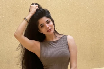 நடிகை திவ்யபாரதி ட்ரெண்டி லுக்கில் அசத்தலான போட்டோஷூட்