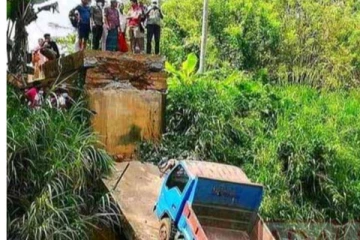 හදිසියේ ම මෙම මෙරට පාලමක් කඩා වැටී සිදු වූ විනාශය